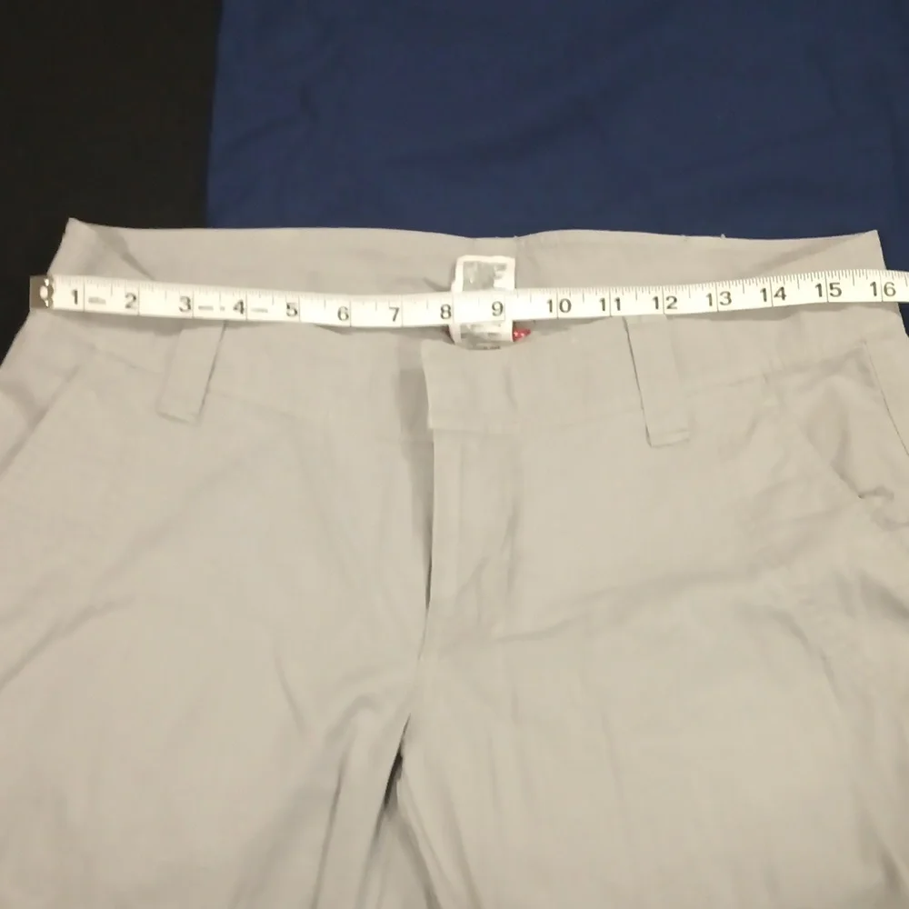 The North Face cargo capri pants, Women's Size 8, Light Gray color - Picture 5 of 15